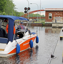 Ablegen und Anlegen mit dem Motorboot