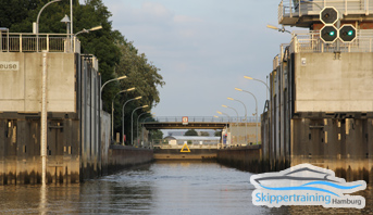 Wir üben z.B. in der Tatenberger Schleuse